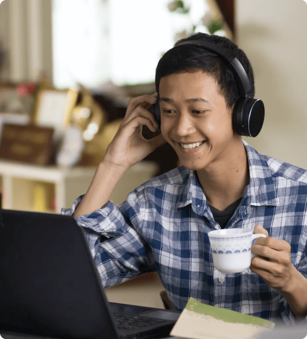 Ein Student nimmt über RingCentral Video auf seinem Laptop an einer Online-Vorlesung teil