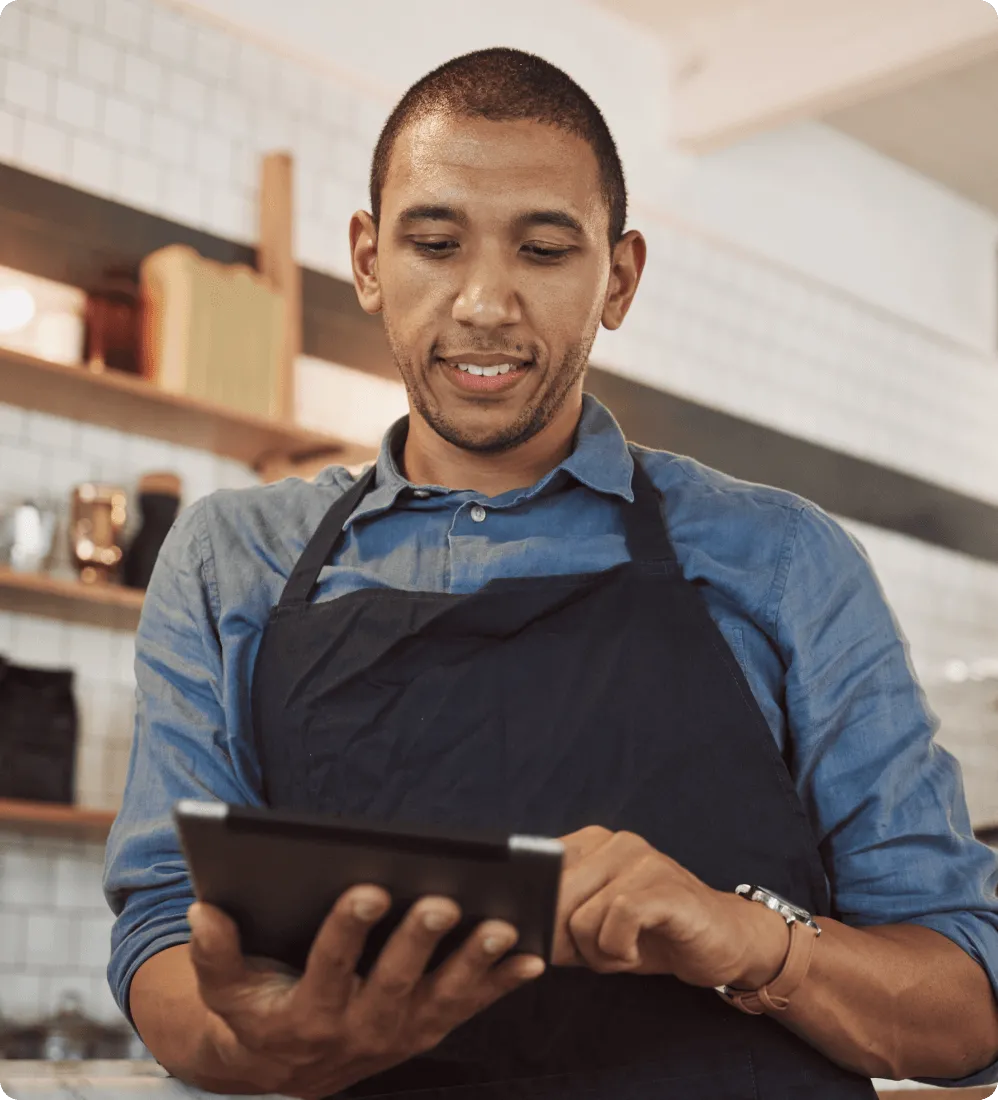 Ein Angestellter im Einzelhandel nimmt mit der integrierten Kommunikationslösung von RingCentral Bestellungen über sein Tablet auf